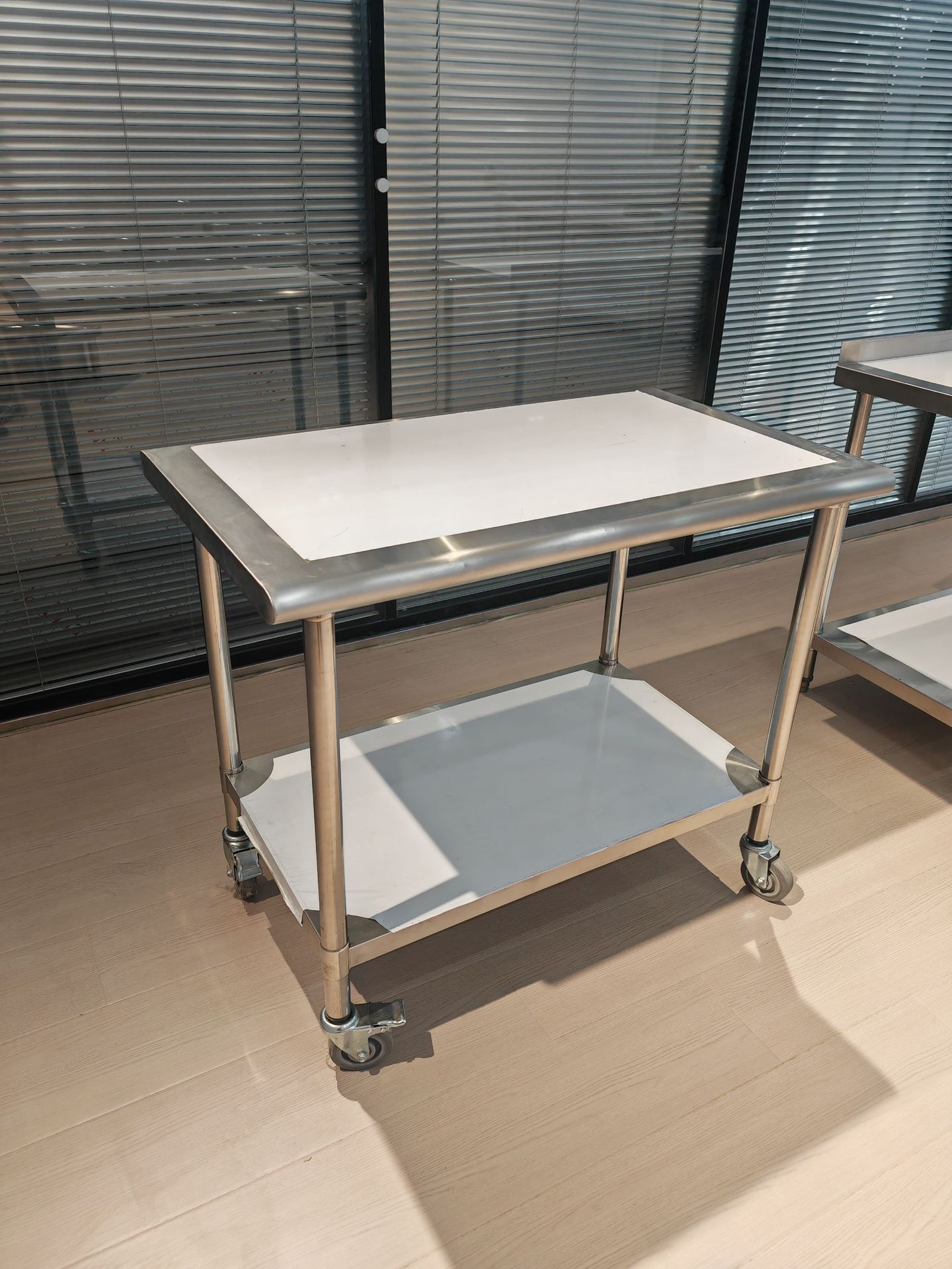 Mesa de trabalho de cozinha de aço inoxidável com rodízio