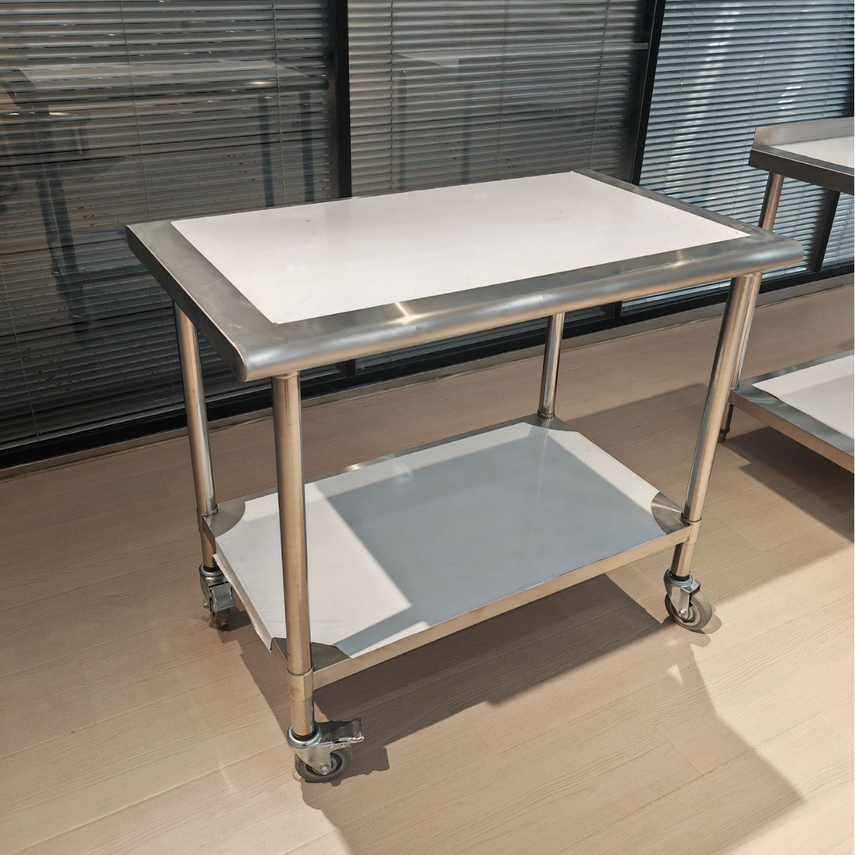 Mesa de trabalho de cozinha de aço inoxidável com rodízio