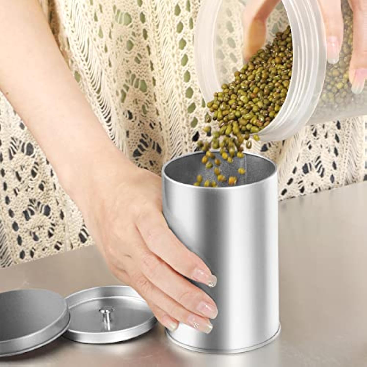 Latas de café pequenas e redondas vazias de metal para chá solto