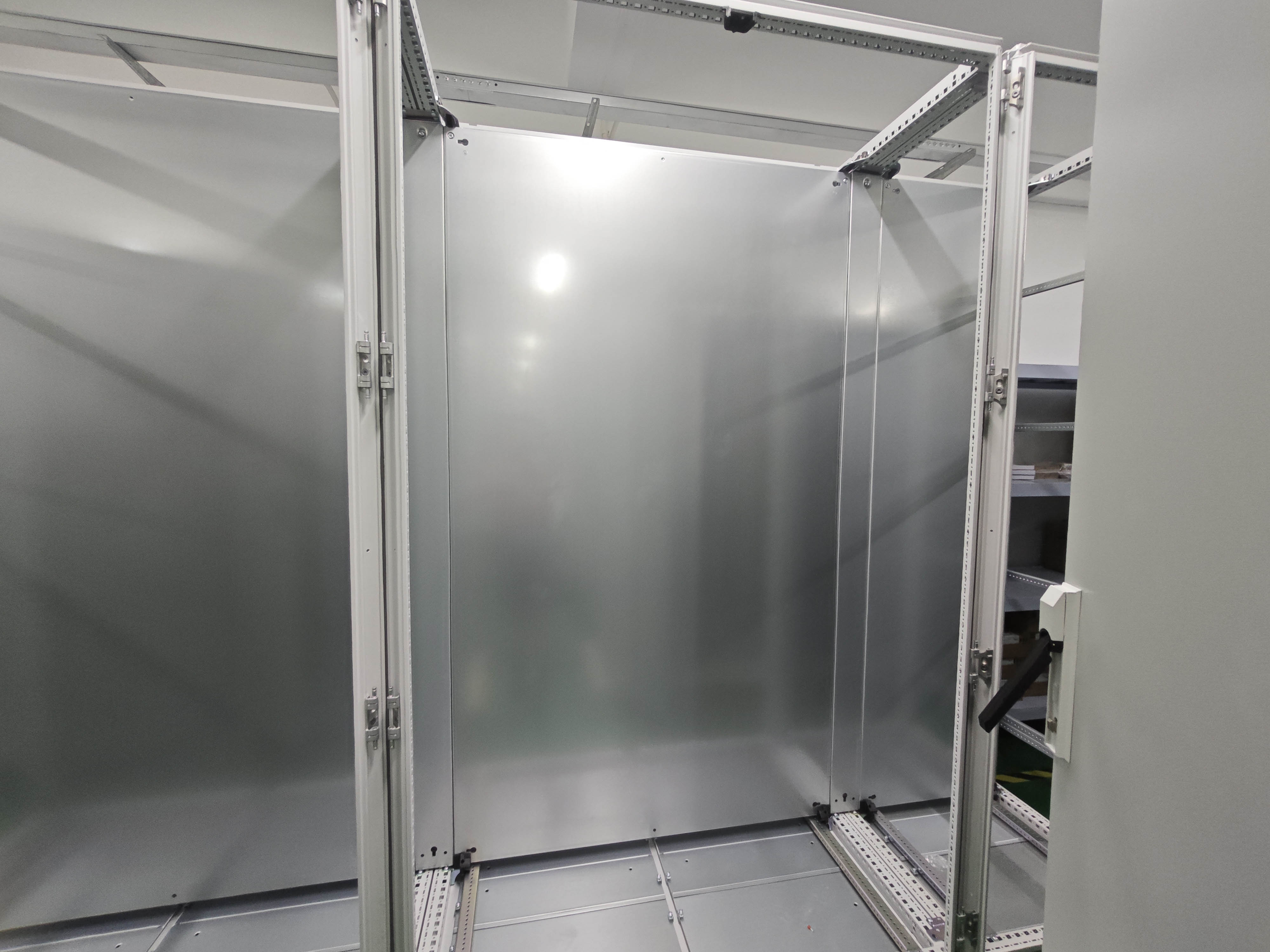 Gabinete de rack de servidores vs. rack aberto: Qual é o mais adequado para sua configuração de TI?