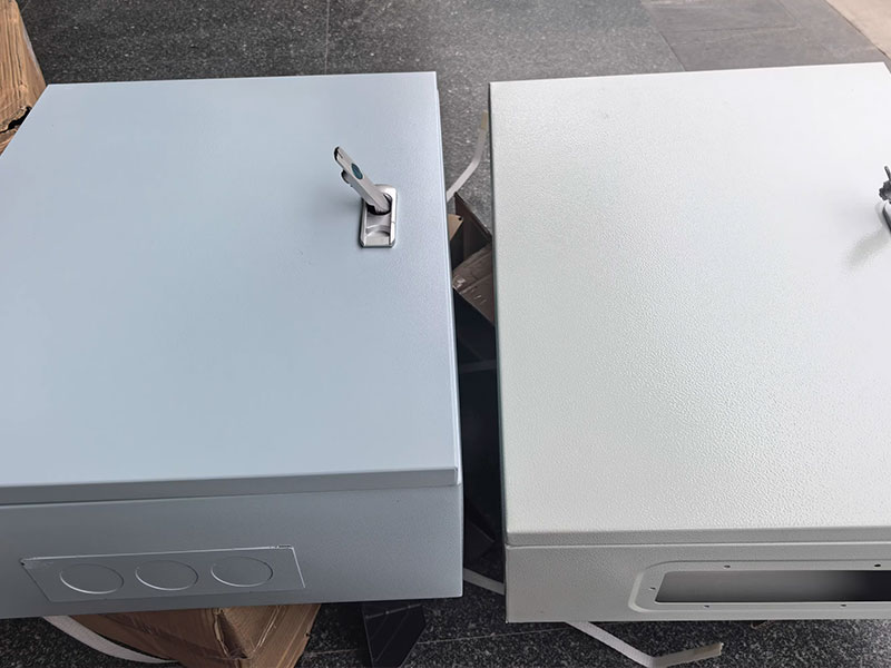 Comparando Caixas de Painel de Controle Industrial de Montagem de Parede com Painéis de Controle Pavimentados